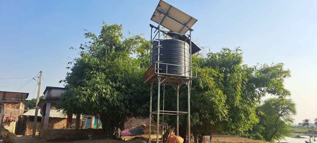 ठंड में पसीना बहाकर प्यास बुझा रहे हैं बसखोरिया के ग्रामीण