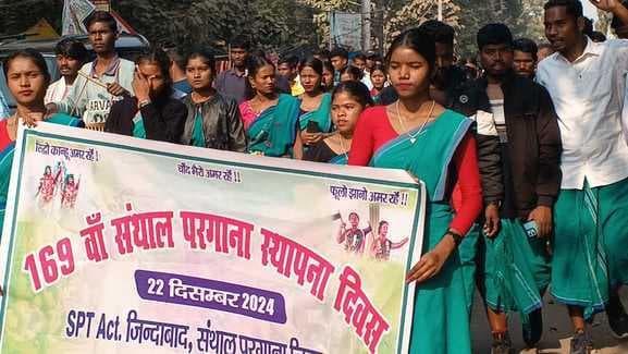 169वें स्थापना दिवस पर आदिवासी युवकों ने निकाली रैली