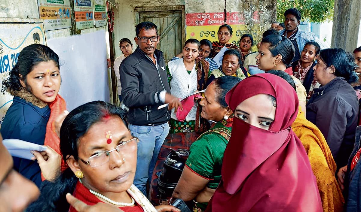 Rourkela News: सुभद्रा योजना में अव्यवस्था को लेकर लाभुकों में नाराजगी, जमकर मचाया हंगामा