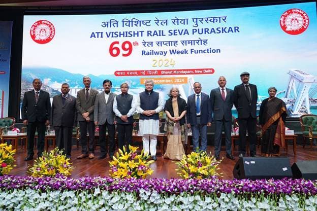 Chaibasa News : अति विशिष्ट पुरस्कार से सम्मानित हुए दपू रेलवे 7 रेलकर्मी