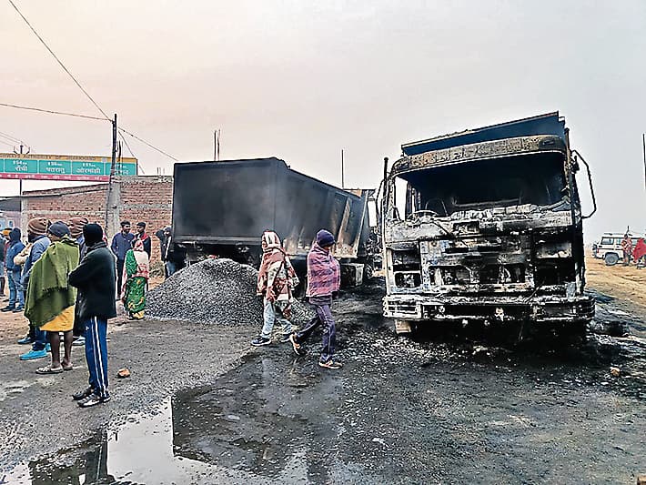 Khalari Crime News : खलारी में अपराधियों ने तीन हाइवा डंपरों में लगायी आग