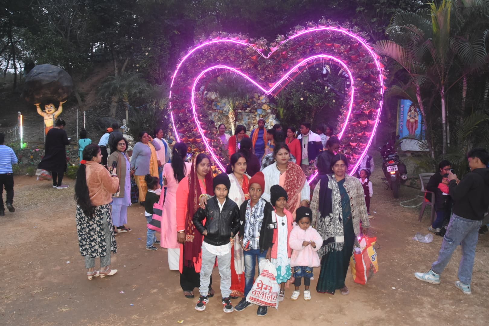 Dhanbad News : तीन हजार से अधिक सैलानी पहुंचे बिरसा मुंडा पार्क, संडे को बनाया फन डे