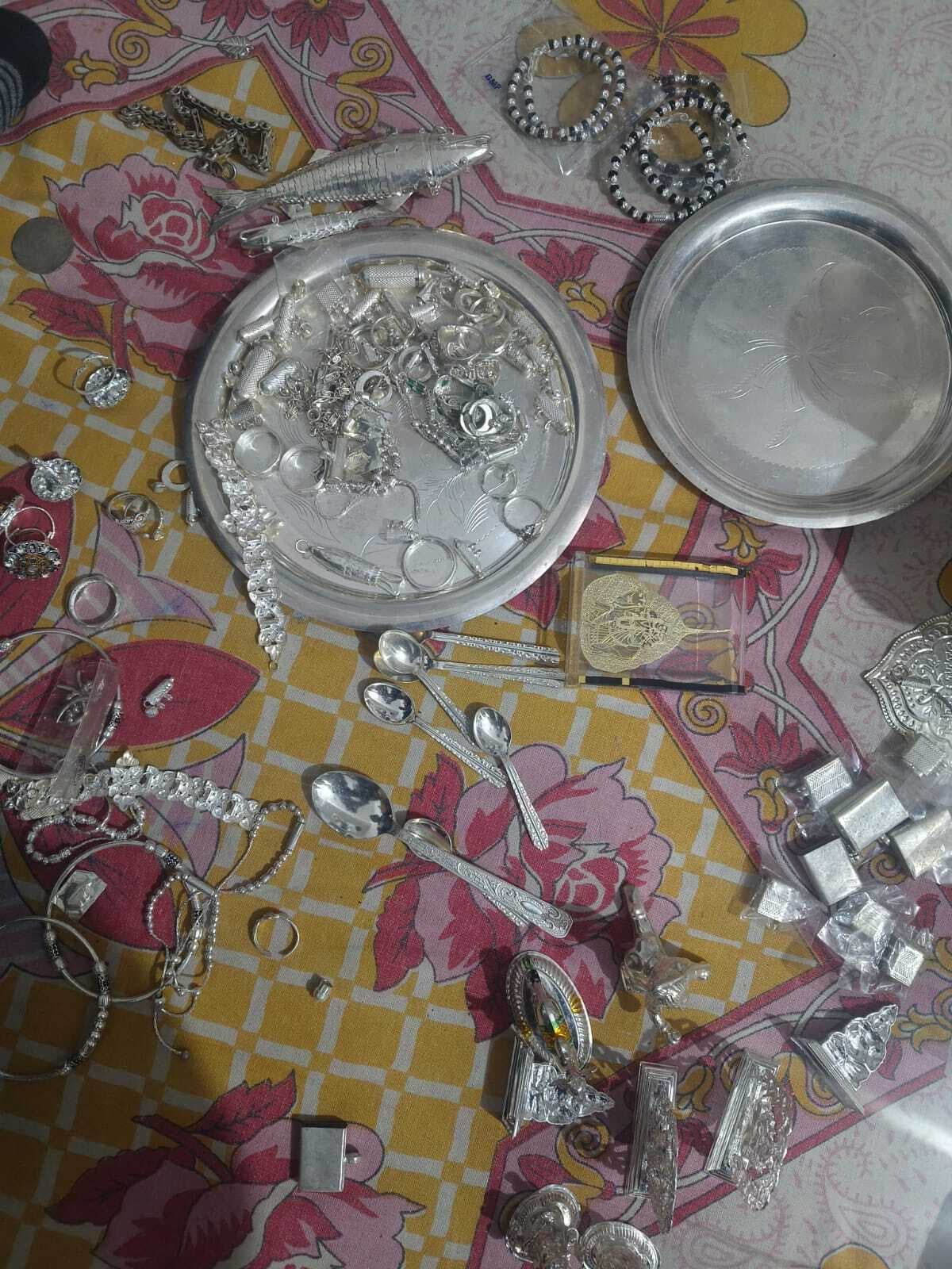 Dhanbad News: चोरी की जेवरात खरीदने वाले हीरापुर के दो दुकानदार समेत चार गिरफ्तार