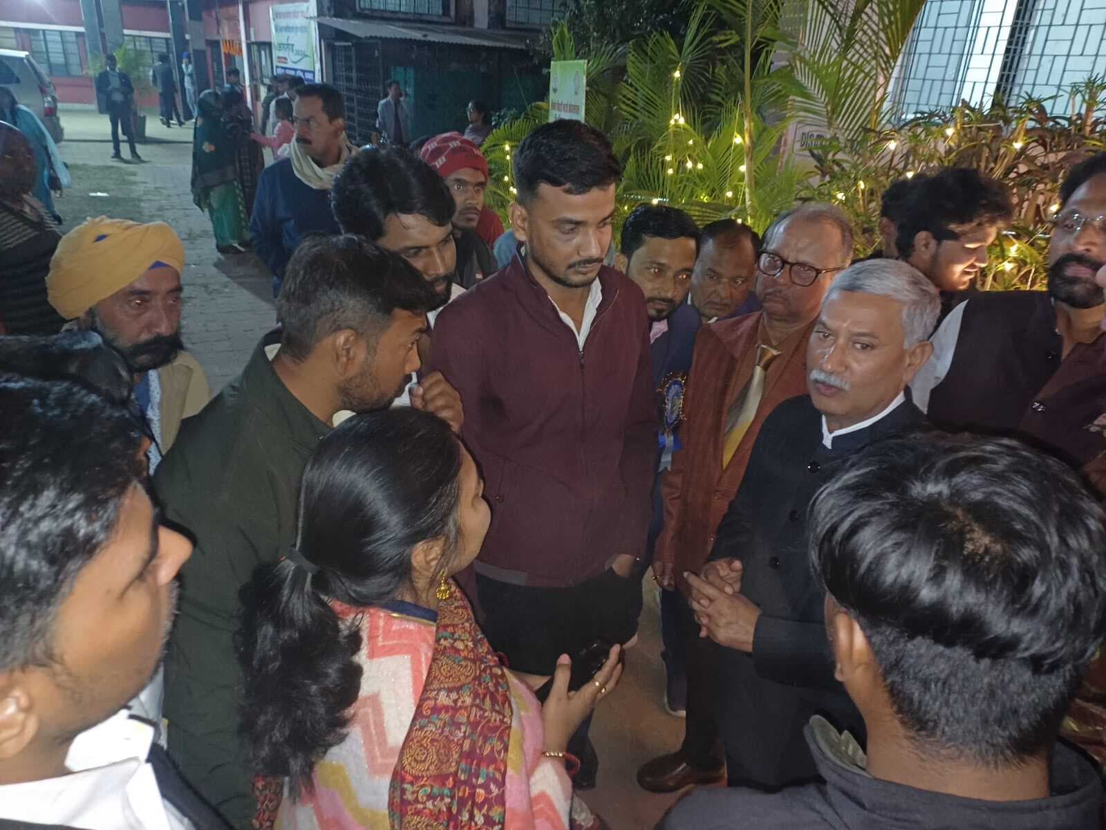 Dhanbad News : छात्रों ने बीबीएमकेयू के कुलपति को एक घंटे घेरे रखा, मेजबान कॉलेज पर पक्षपात का लगाया आरोप