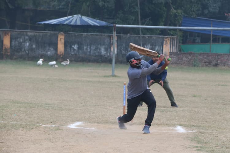 Dhanbad News:पुलिस लाइन में क्रिकेट टूर्नामेंट शुरू