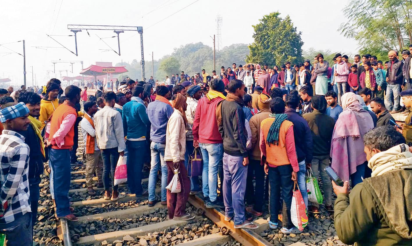 Patna News : कम बोगी से नाराज यात्रियों ने नदवां में पटरी पर बैठ कर रोकी पैसेंजर ट्रेन