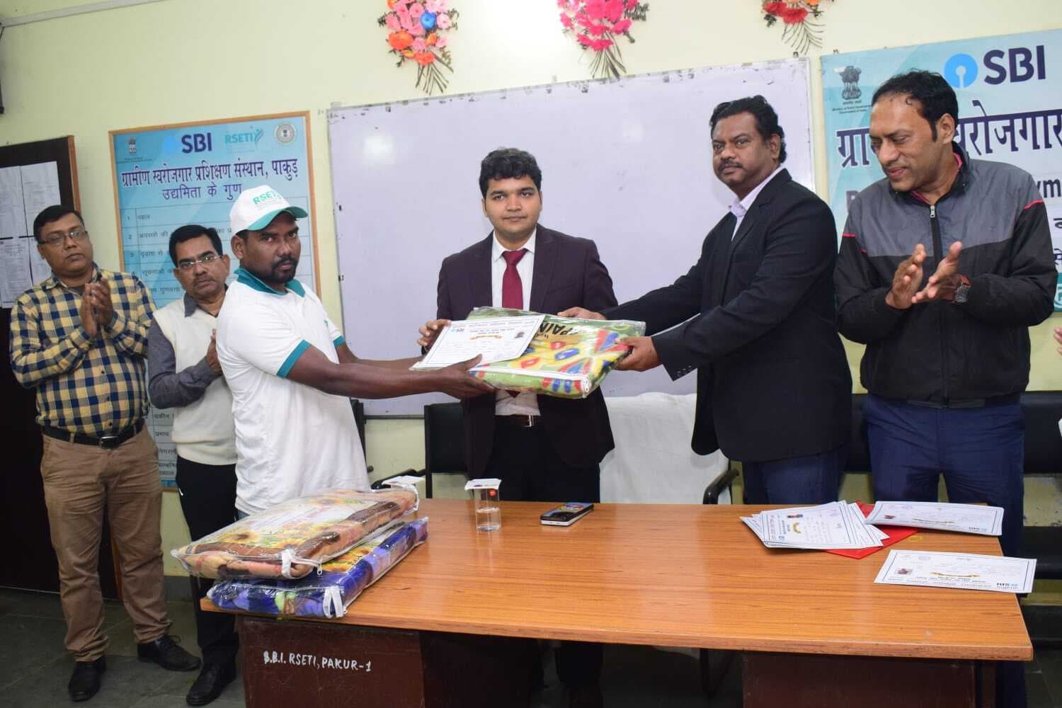 लाभुकों के बीच प्रमाण पत्र वितरित