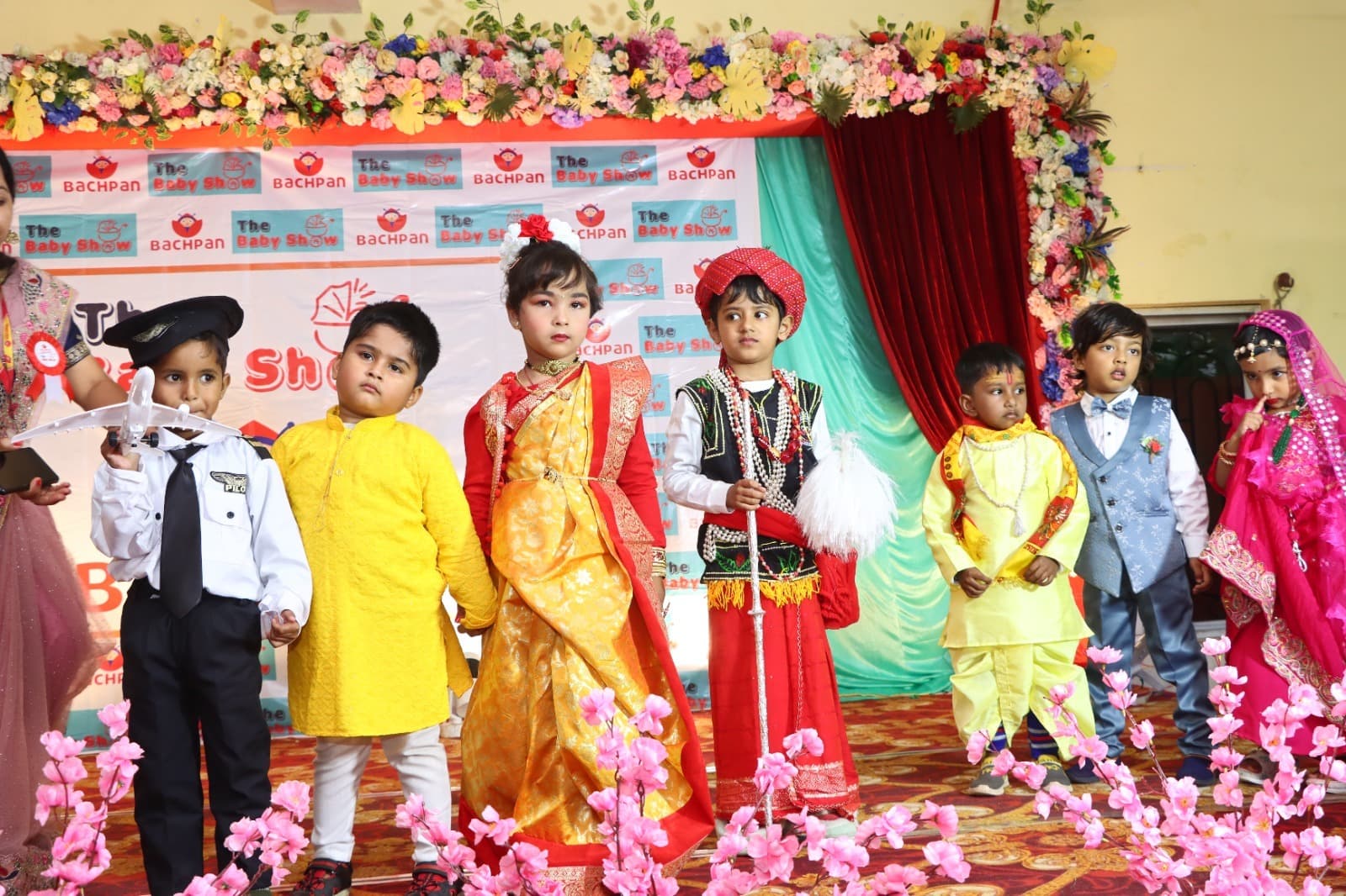 नन्हें-मुन्ने बच्चों ने रैंप वॉक व नृत्य कर मोहा सबका मन