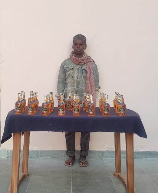 30 बोतल शराब के साथ तस्कर गिरफ्तार