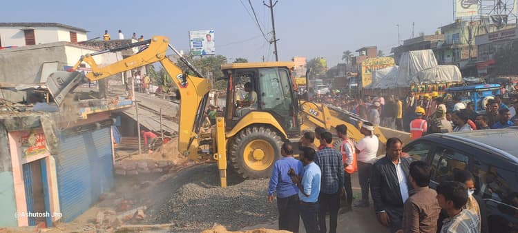 सिमराही बाजार में एनएच 106 व एनएच 27 के किनारे से हटाया गया अतिक्रमण