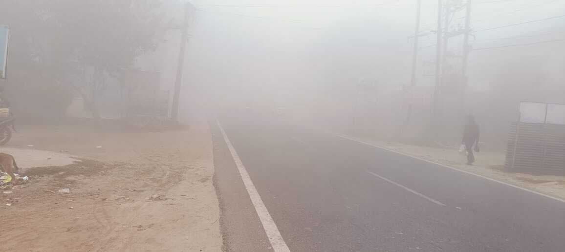 अचानक बढ़ी ठंड से घरों में दुबक रहे लोग, वाहनों की रफ्तार पर लगी ब्रेक