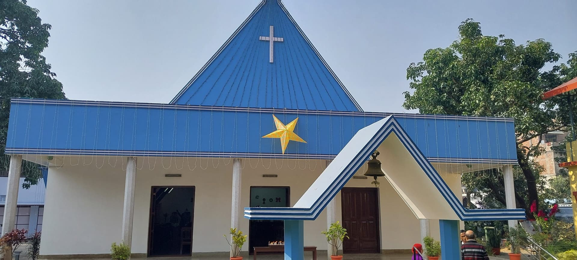 शहर के बेथेल मिशन व कैथोलिक चर्च सजधज कर तैयार, कल प्रार्थना सभा में बड़ी संख्या में शामिल होंगे लोग