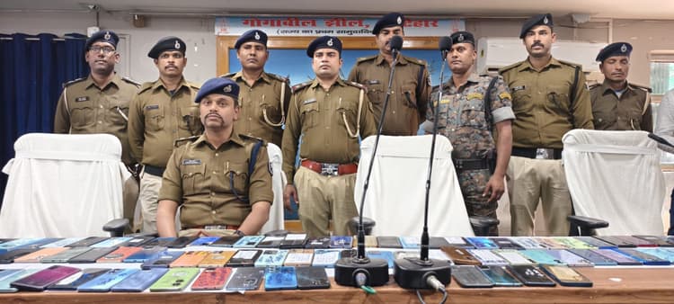 ऑपरेशन मुस्कान के तहत ढाई सौ लोगों का खोया हुआ मोबाइल पुलिस ने बरामद कर धारक को सौंपा