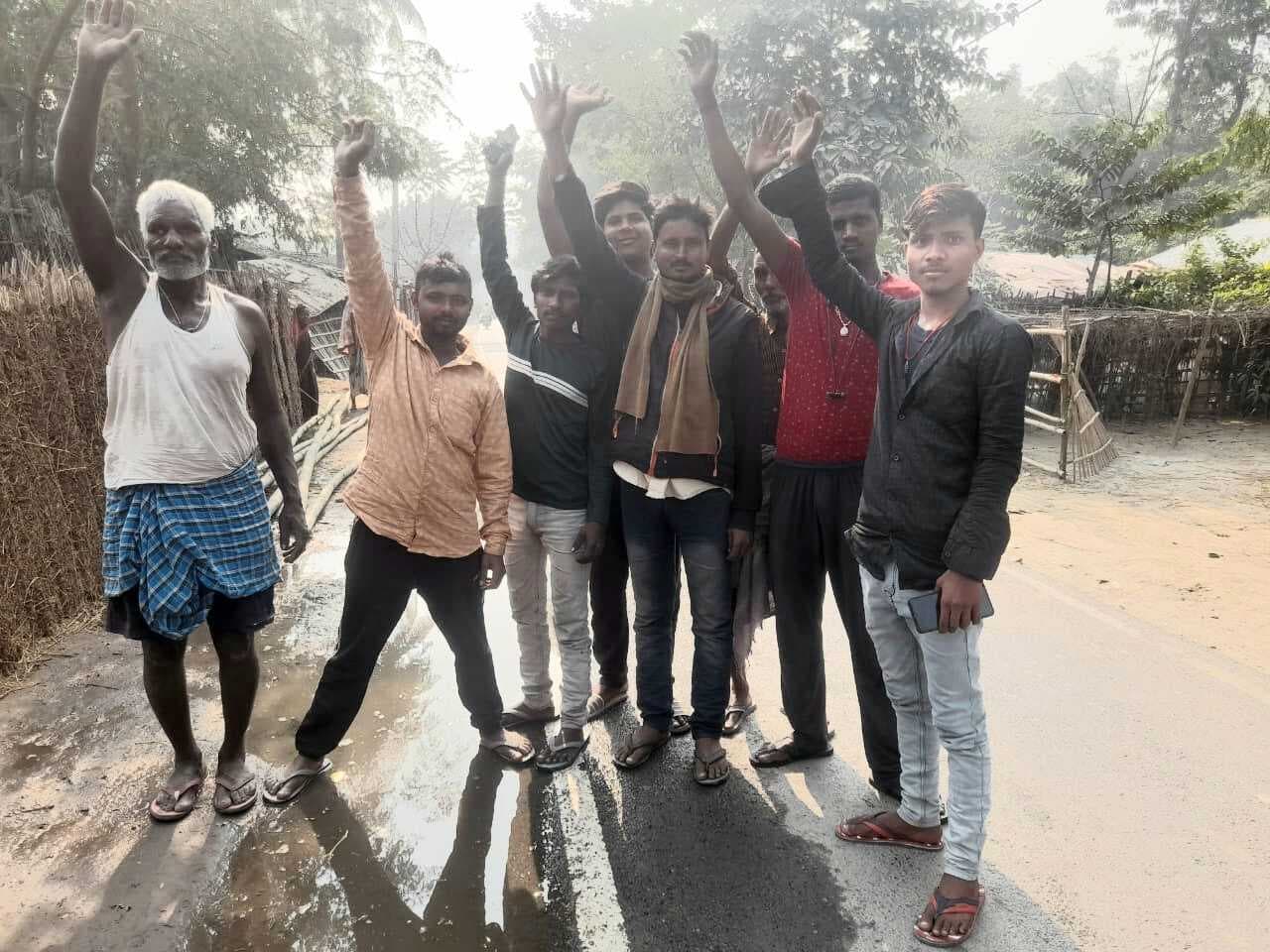 बर्बाद हो रहा पानी, ग्रामीणों ने किया प्रदर्शन