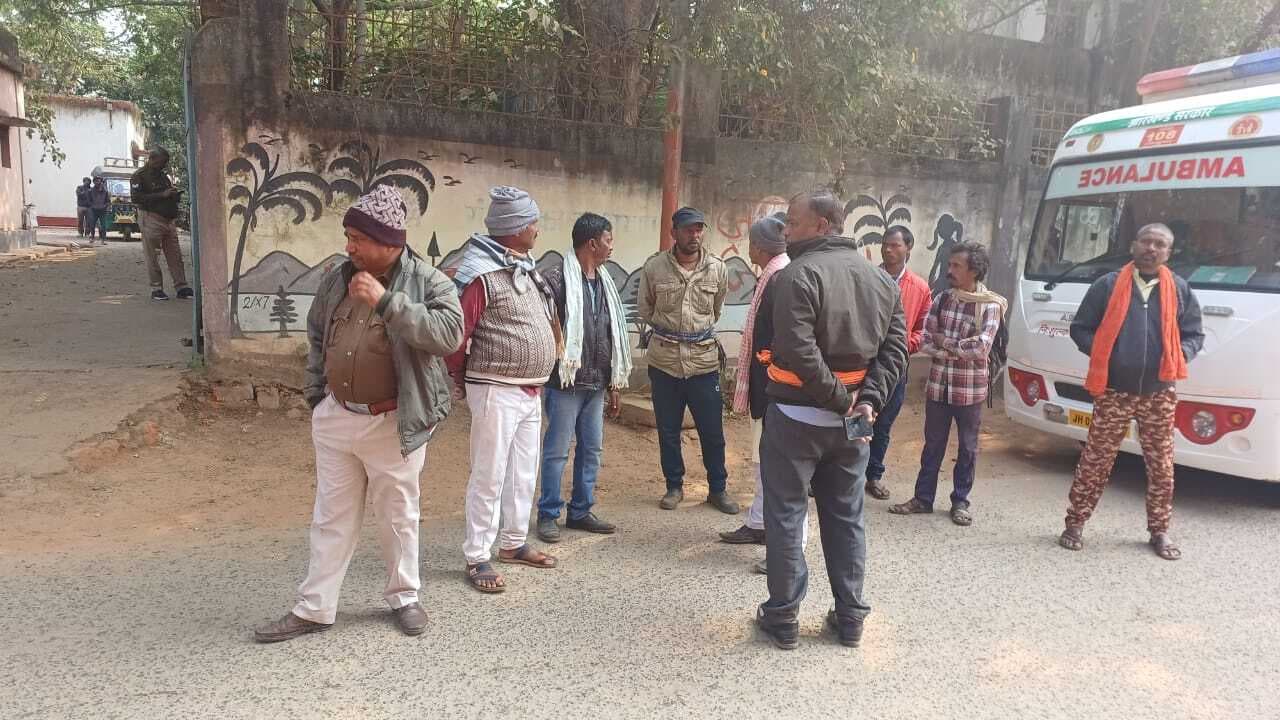 Deoghar News : ट्रक के लुढ़कने से पहिये के नीचे आया चालक, कुचलने से मौत