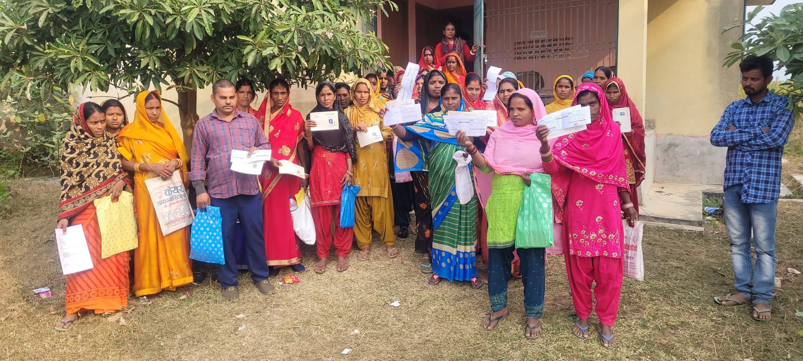 Deoghar News : मजदूरों ने एसबीआइ कर्मियों पर लगाया मनमानी का आरोप, डीसी को भेजा आवेदन