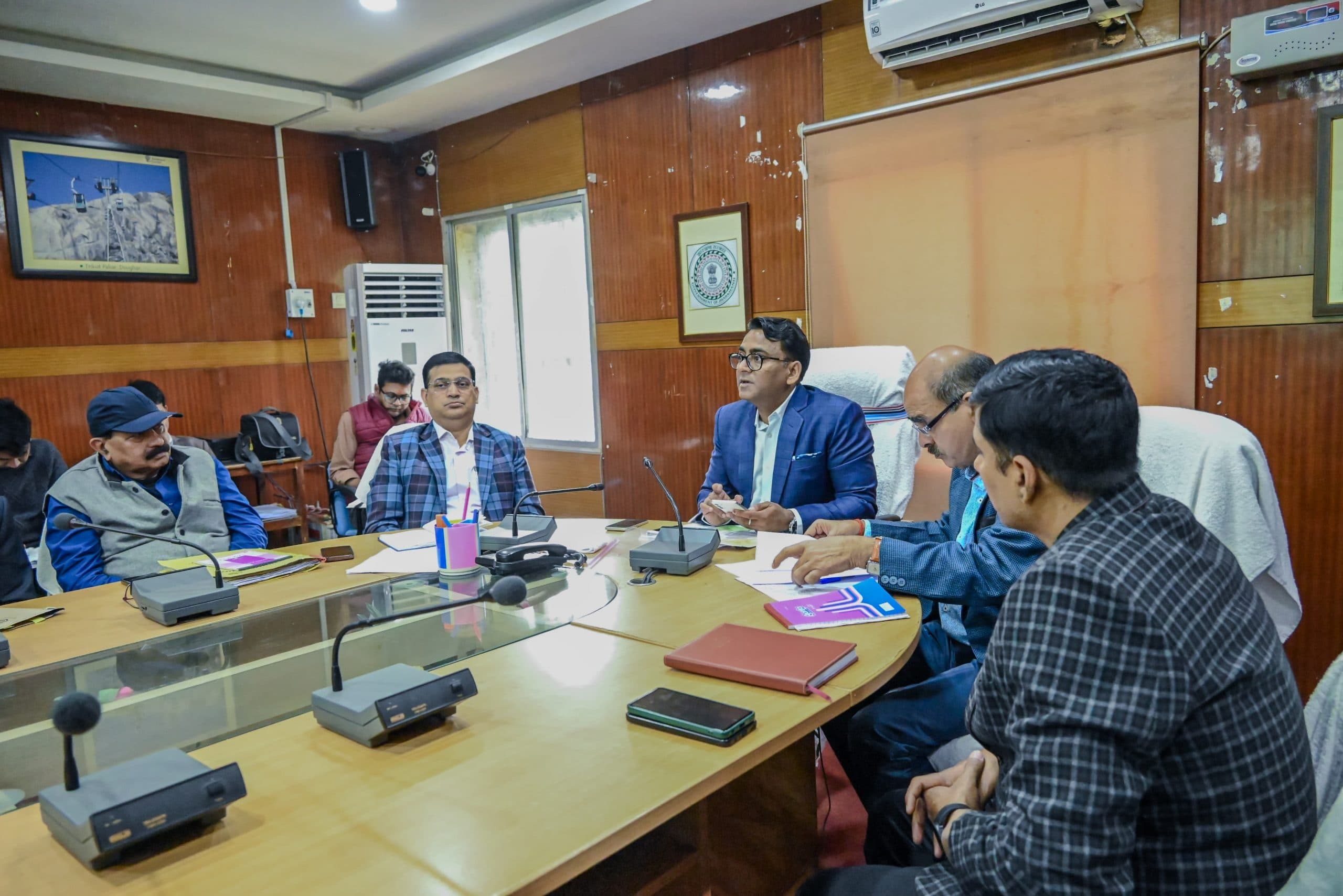 Deoghar news : पंचायत स्तर पर लंबित आवेदनों को जल्द करायें निष्पादित : डीसी