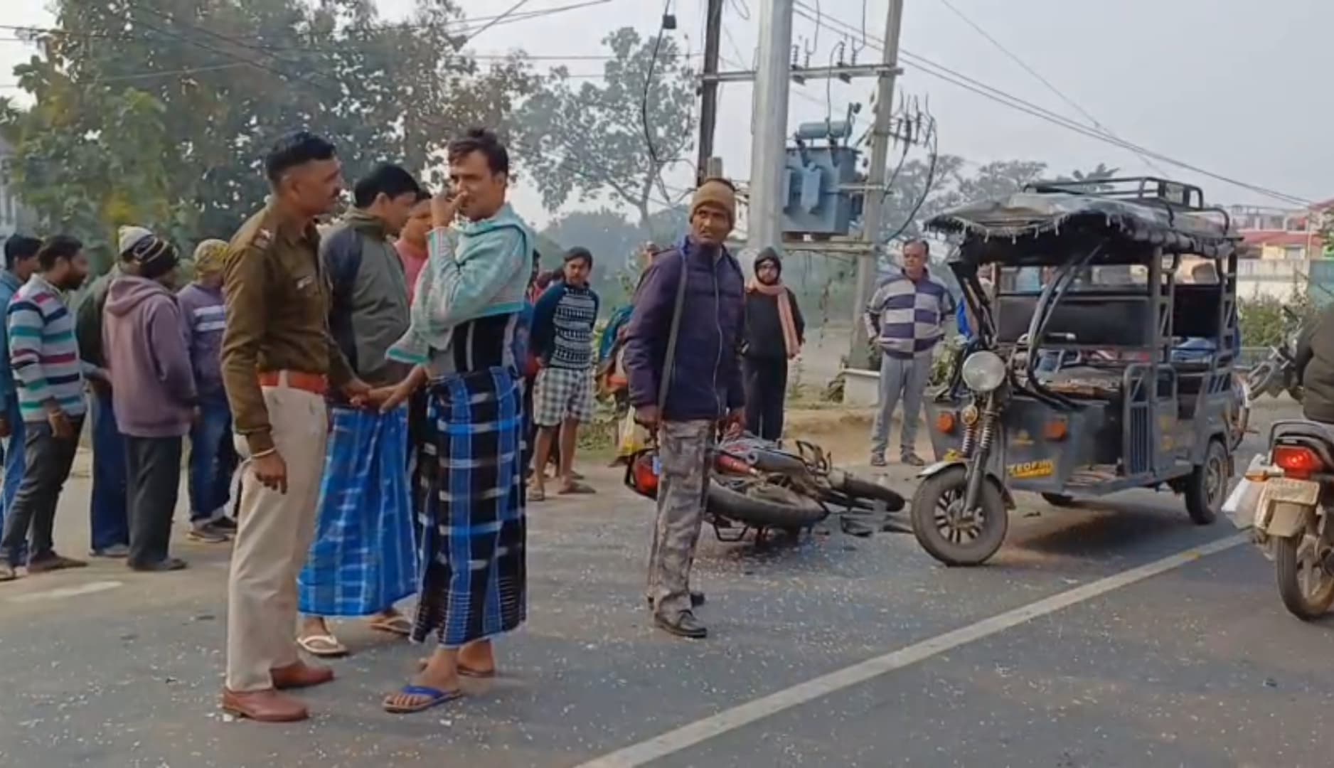 टोटो और बाइक की भिड़ंत में तीन लोग घायल