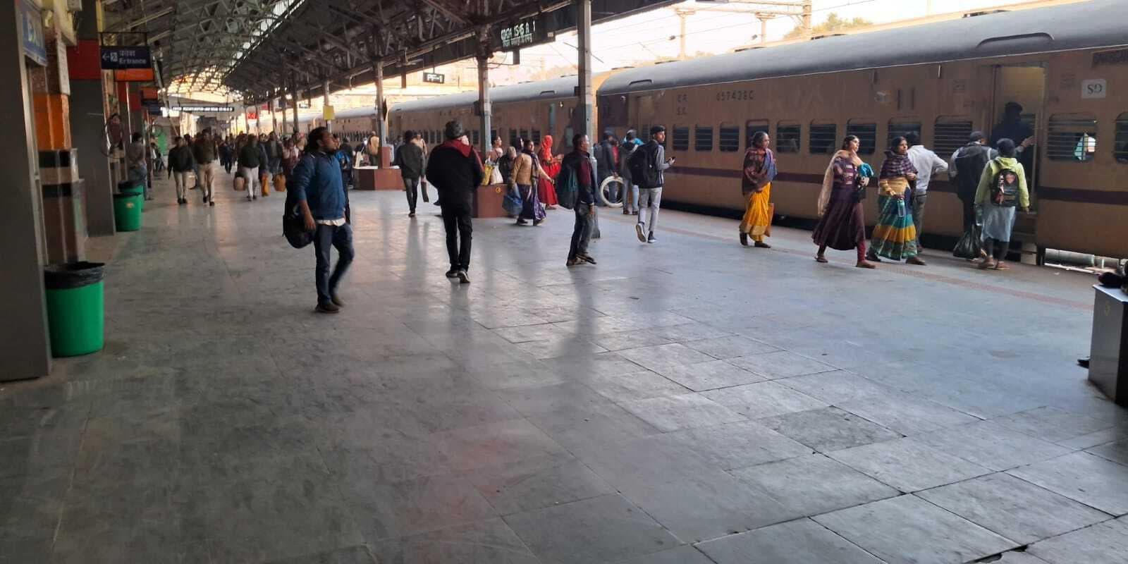 साढ़े चार घंटे विलंब से पहुंची बेंगलुरु-भागलपुर अंग एक्सप्रेस