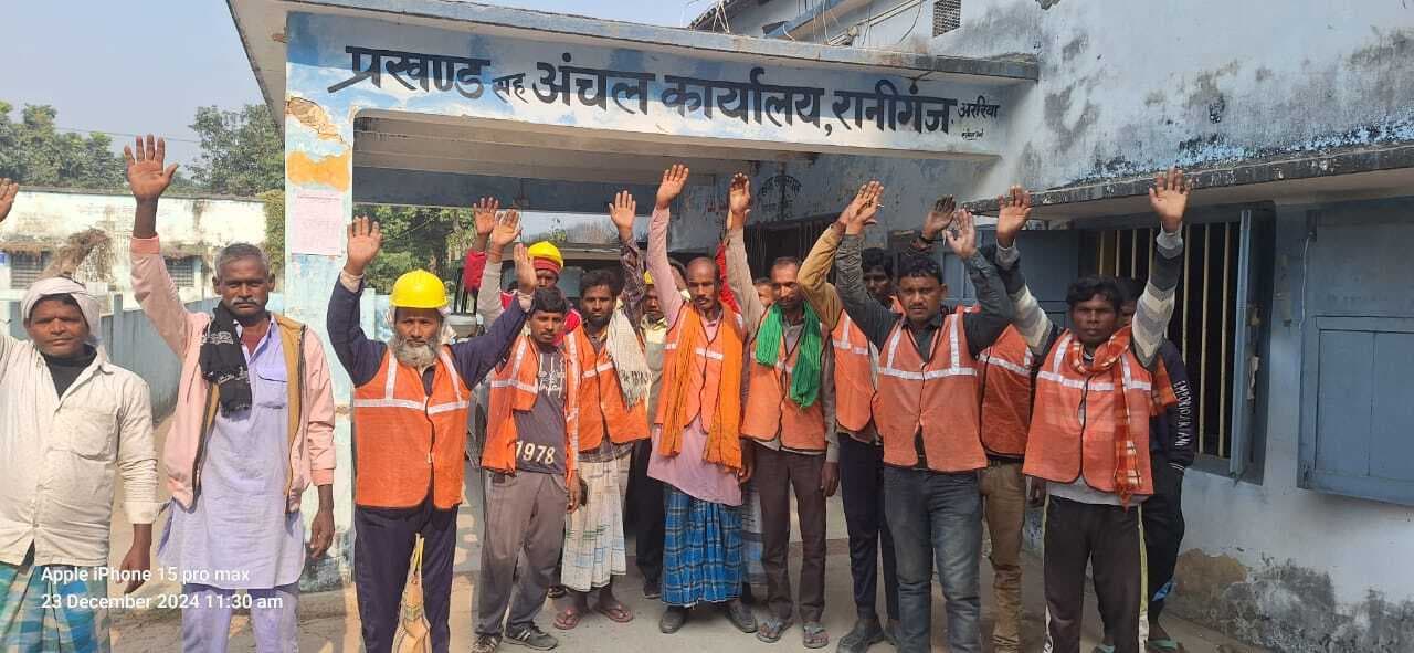वेतन नहीं मिलने से नाराज स्वच्छता कर्मियों ने किया प्रदर्शन