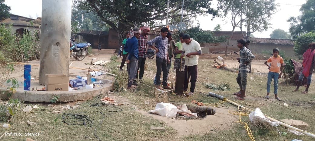 पहाड़िया टोला में जलमीनार में लगाया गया मोटर