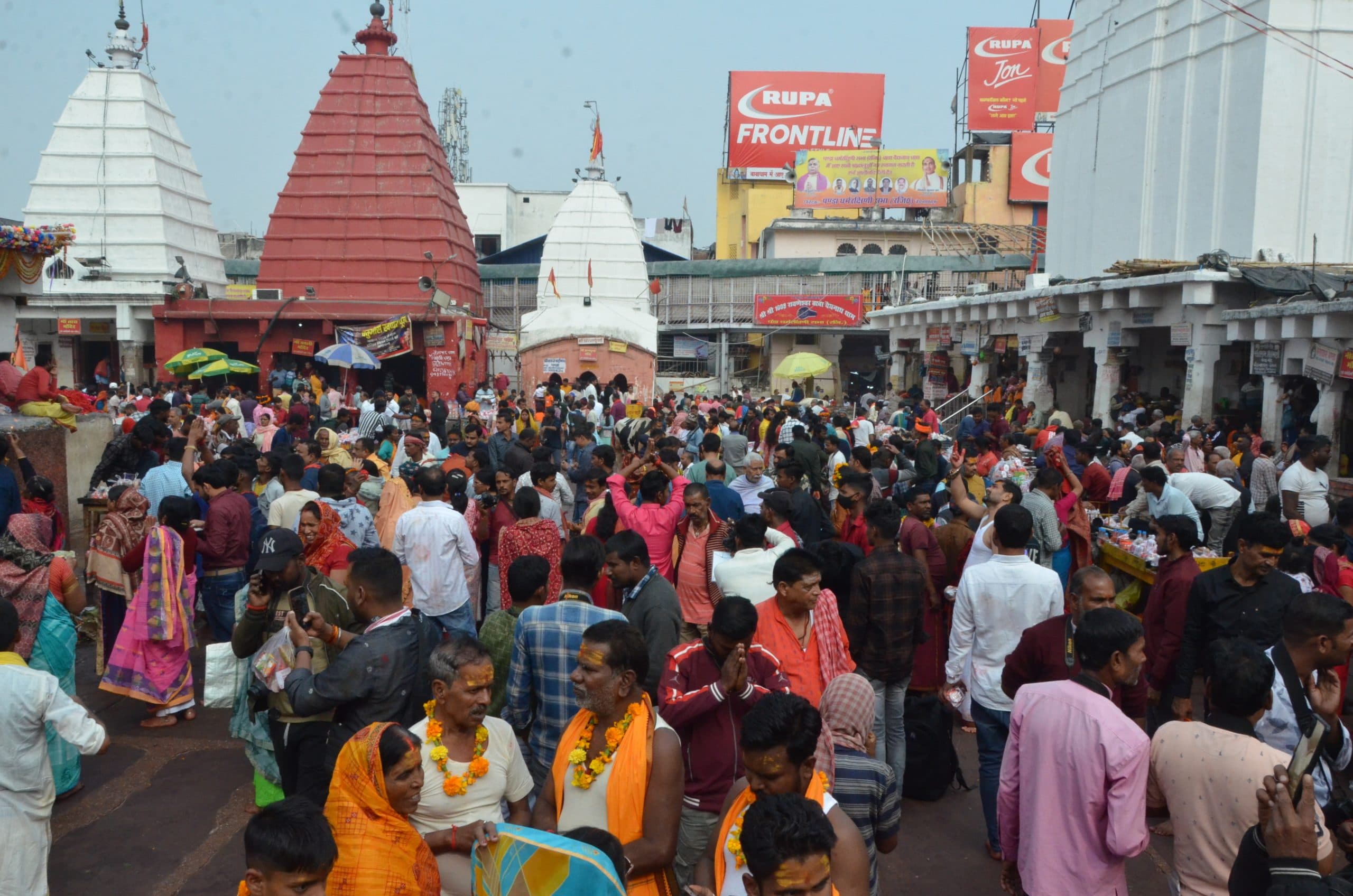 Deoghar News : बाबा मंदिर में शिवभक्तों ने कराये रुद्राभिषेक