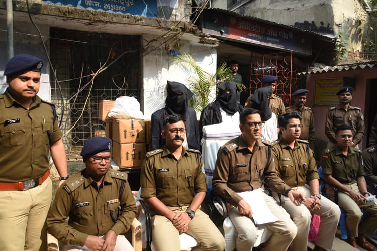 Jamshedpur News : सादे लिवास में पहुंची पुलिस सच्चाई जान चौंकी, 25 लाख का युवाओं को बर्बाद करने का सामान बरामद, तीन धराये