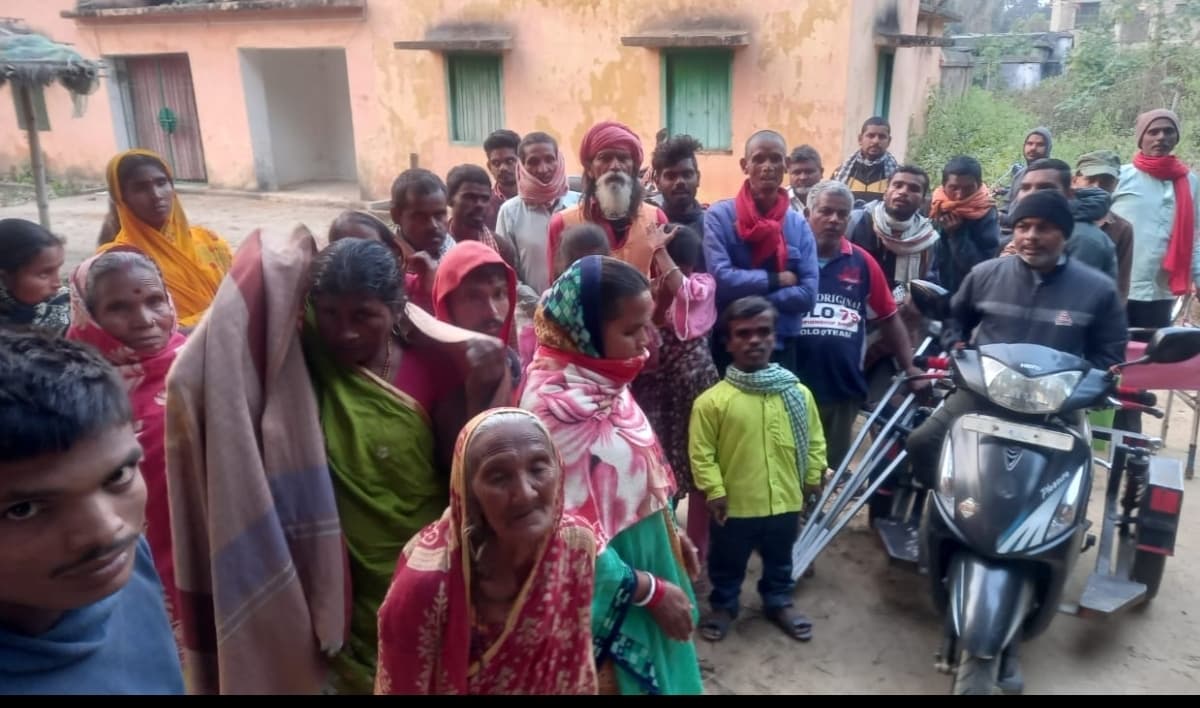 एक कंबल की आस में दिनभर भूखे-प्यासे बैठे रहे दिव्यांग
