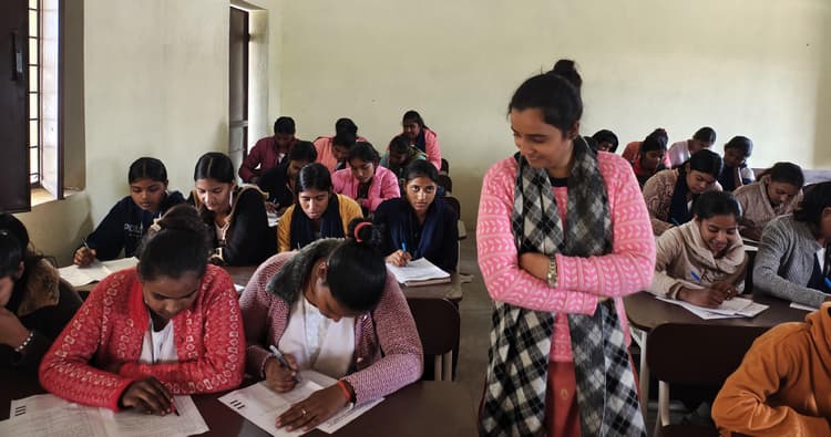 माणिकपुर उच्च विद्यालय में हो रही मासिक जांच परीक्षा