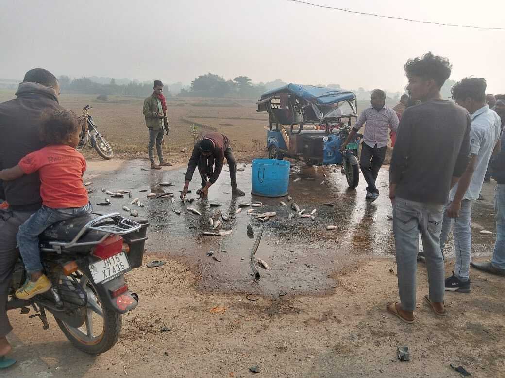 टूरिस्ट वाहन के टक्कर में टोटो सवार मछली व्यवसायी घायल, सड़क पर बिखरी मछली