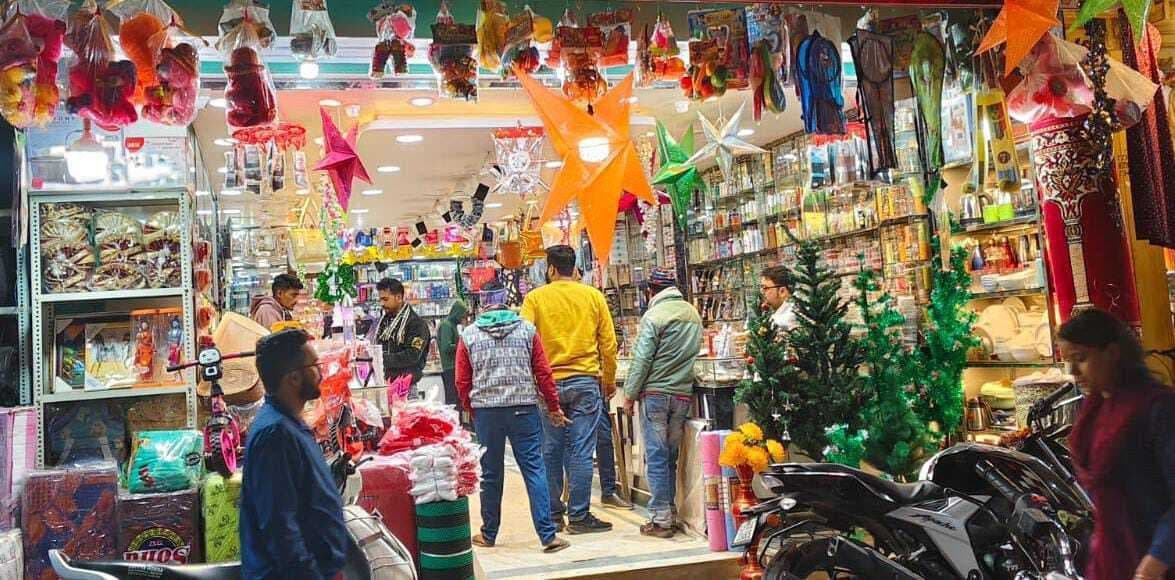 क्रिसमस को लेकर सजने लगी दुकान