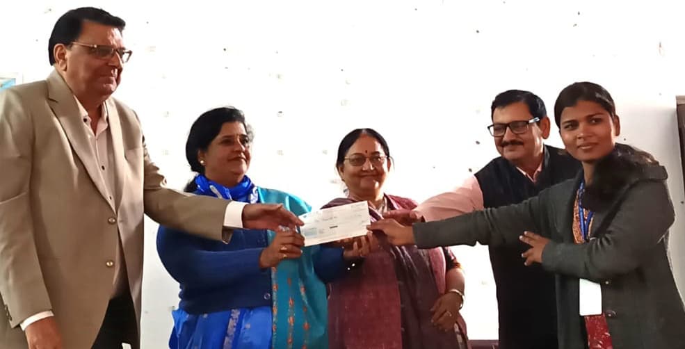 Purnia news : डॉ देवी राम ने की आर्थिक दृष्टि से कमजोर 11 छात्राओं की मदद