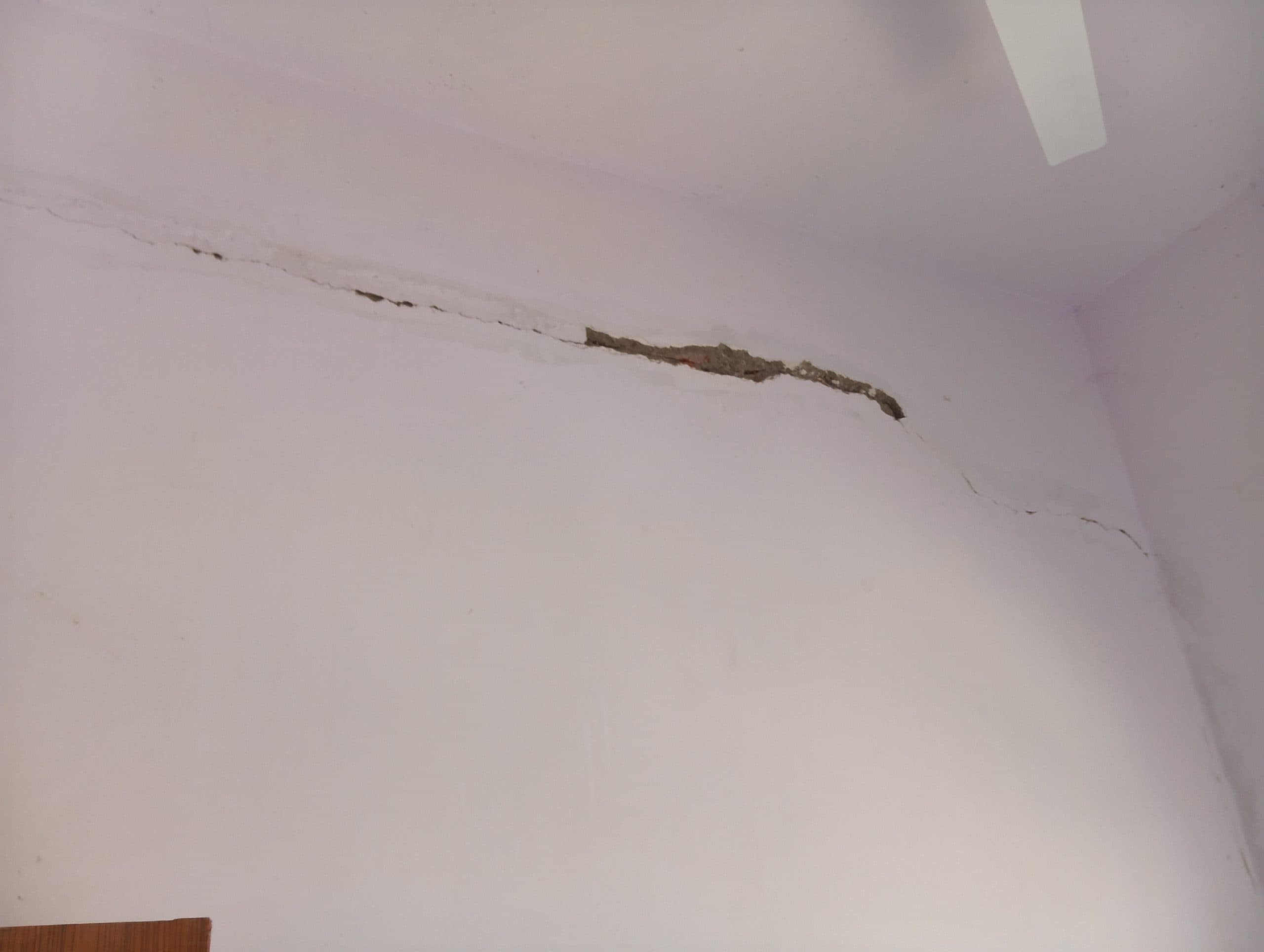 नवनिर्मित सीएचसी भवन की दीवारों में आयी दरार