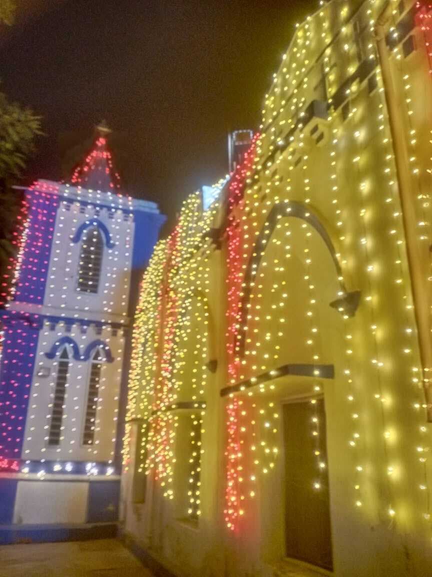 क्रिसमस को लेकर गिरजाघरों में हो रही सजावट