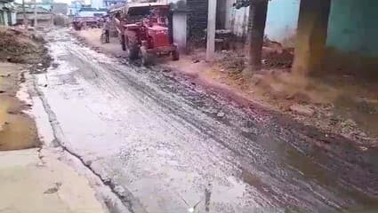 बिसाहा की पक्की सड़क पर बहता रहता है दूषित पानी