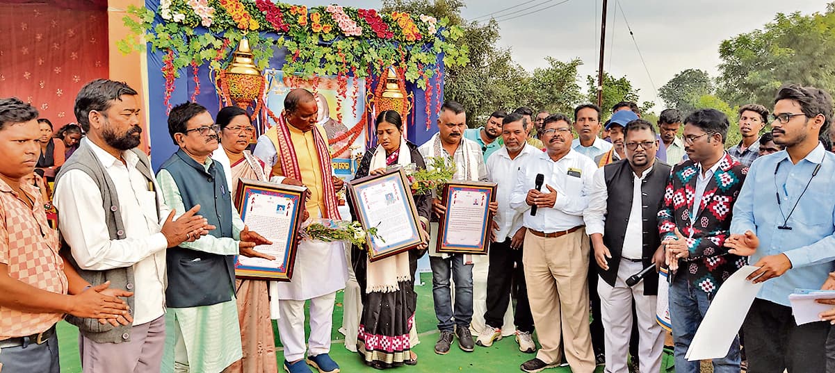 Jharsuguda News: वीर करुणाकर नायक का शहीद दिवस मना, जीवनी से प्रेरणा लेकर काम करने का लिया संकल्प