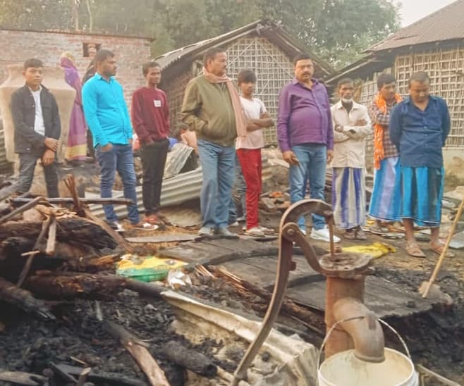 Purnia news : चूल्हे की चिंगारी से जोका जरमई में चार घर जले