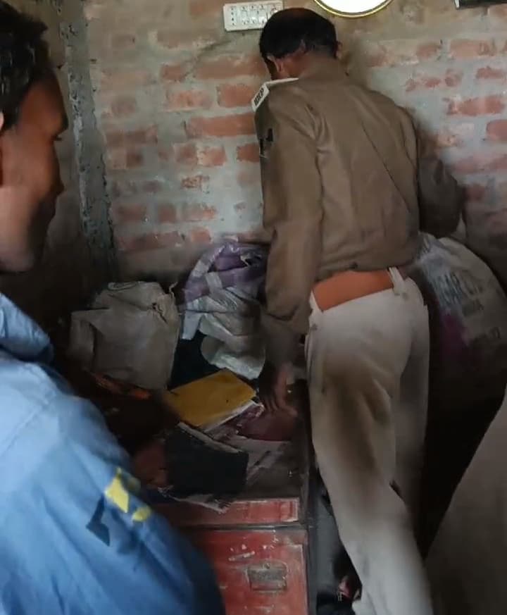 Purnia news : किशोरी के अपहरण मामले में पुलिस ने की आरोपित के घर की कुर्की जब्ती
