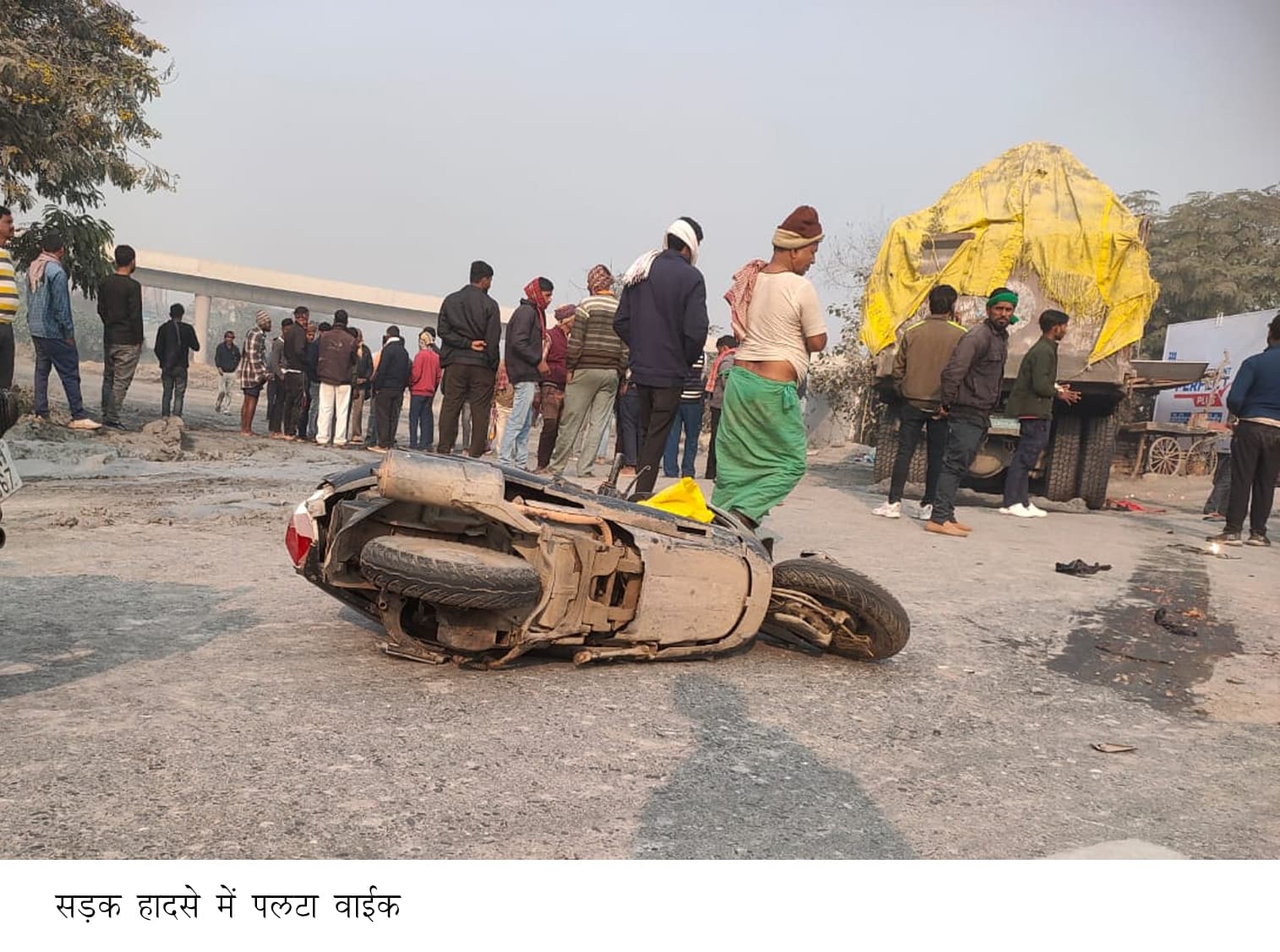बालू लदे हाइवा ने स्कूटी सवार युवक को रौंदा, मौत, सड़क जाम