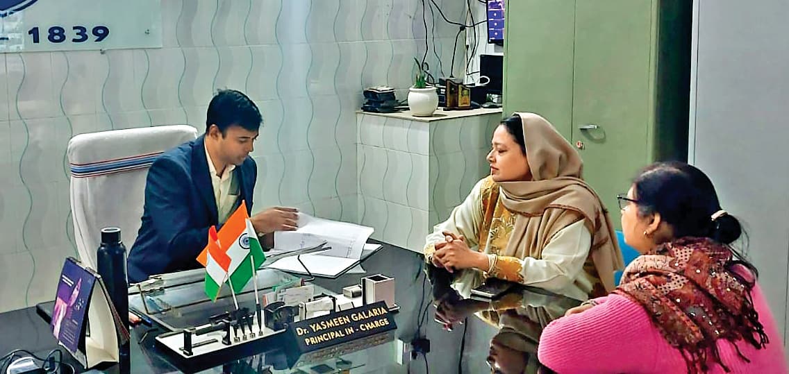 Ranchi News : जिला स्कूल का निरीक्षण, कम मिली उपस्थिति