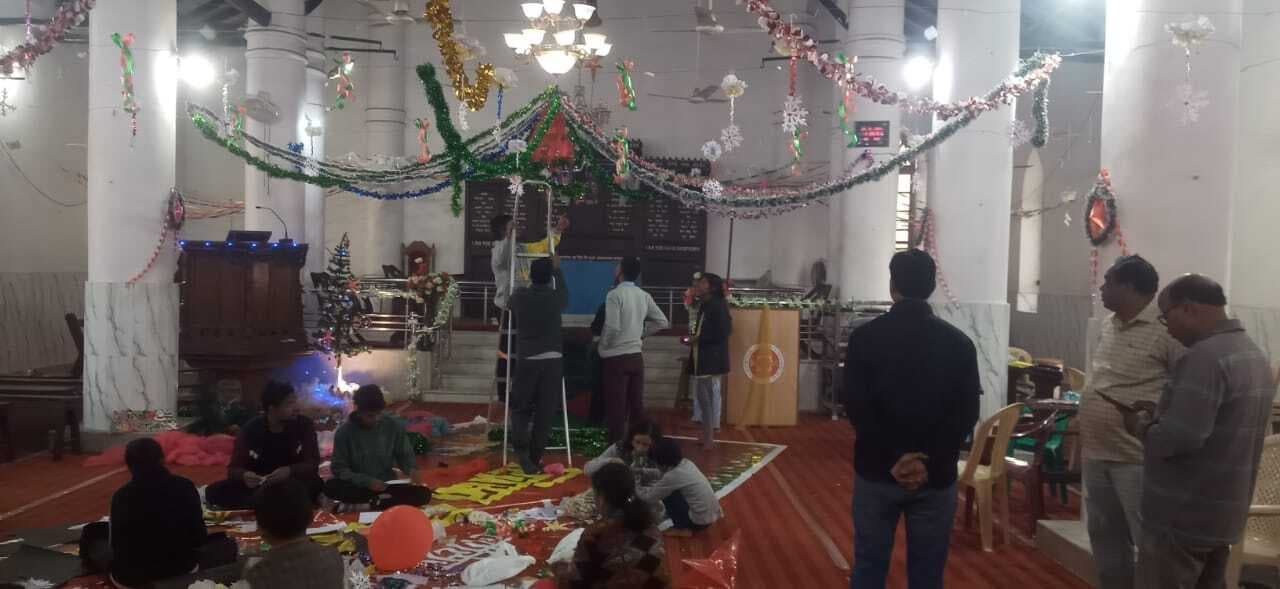 Chaibasa News : रंग-बिरंगी रोशनी से सजे गिरजाघर, देर रात तक चर्चों में उमड़ेगी भीड़