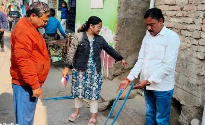 गंदा पानी : आंदोलन की घोषणा पर लक्ष्मी चौक पहुंची निगम की टीम