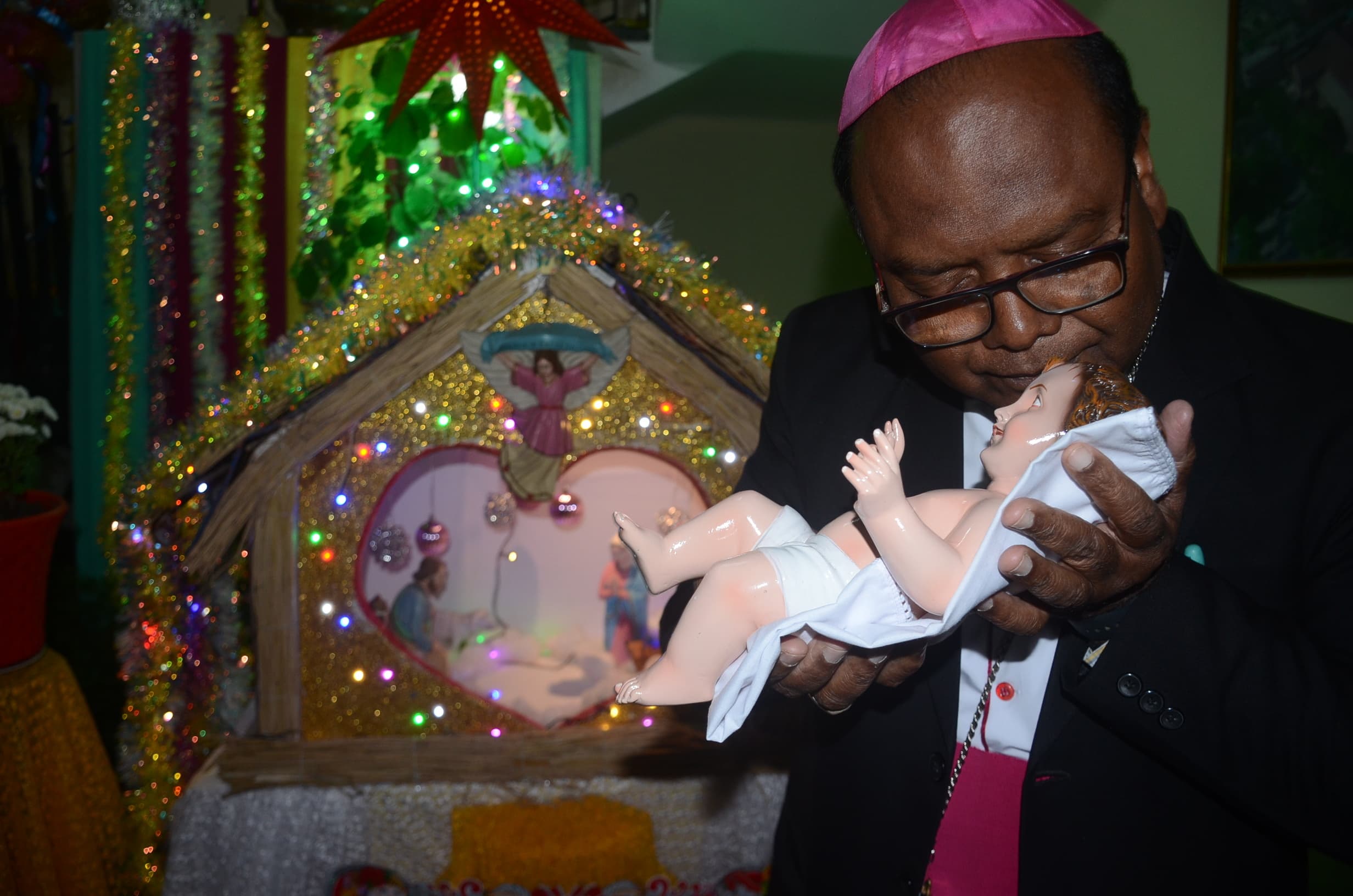 ranchi news : ईश्वर ने अपने इकलौते पुत्र को हमारे ही स्वभाव और मनुष्य के अवतार में धरती पर भेजा : आर्चबिशप