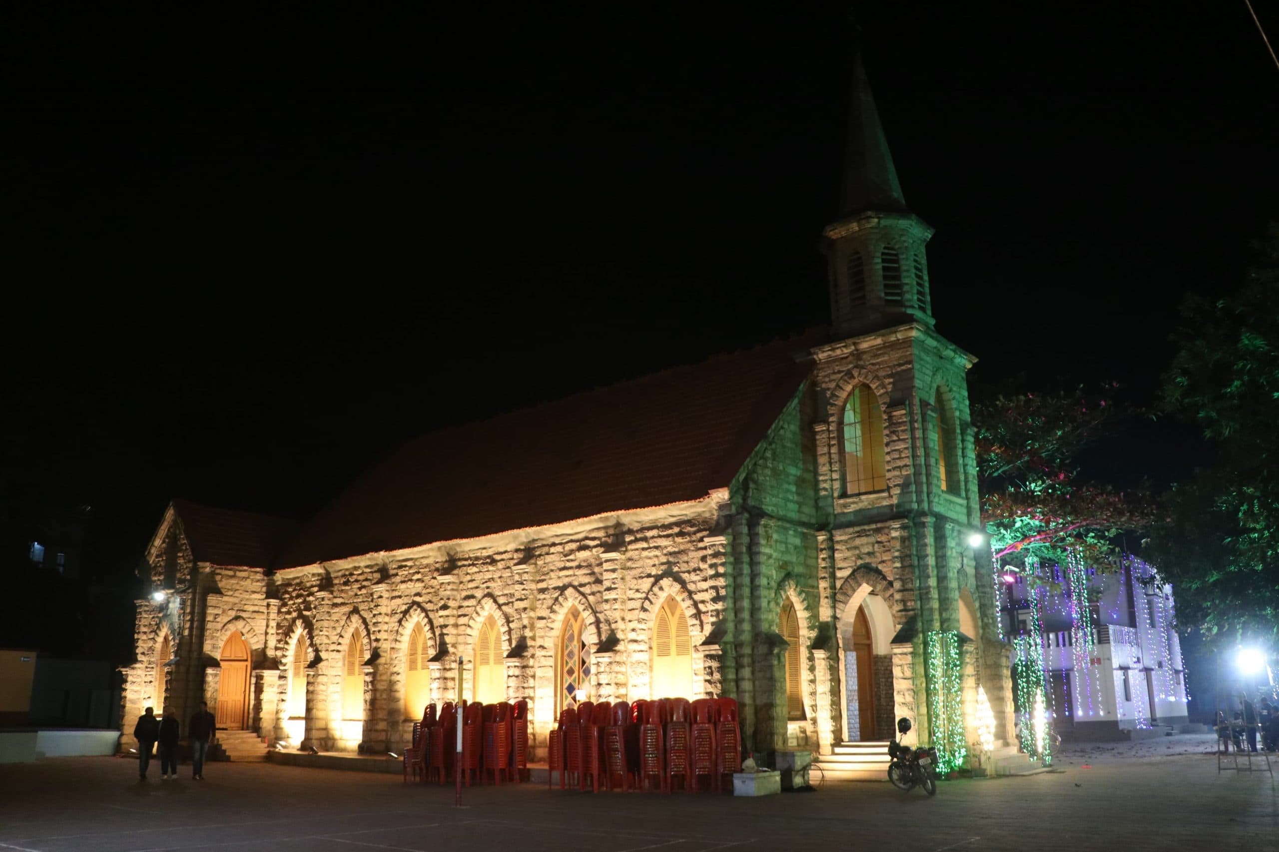 Dhanbad News : चरनी सज कर तैयार, गिरिजाघरों में प्रभु यीशु का इंतजार