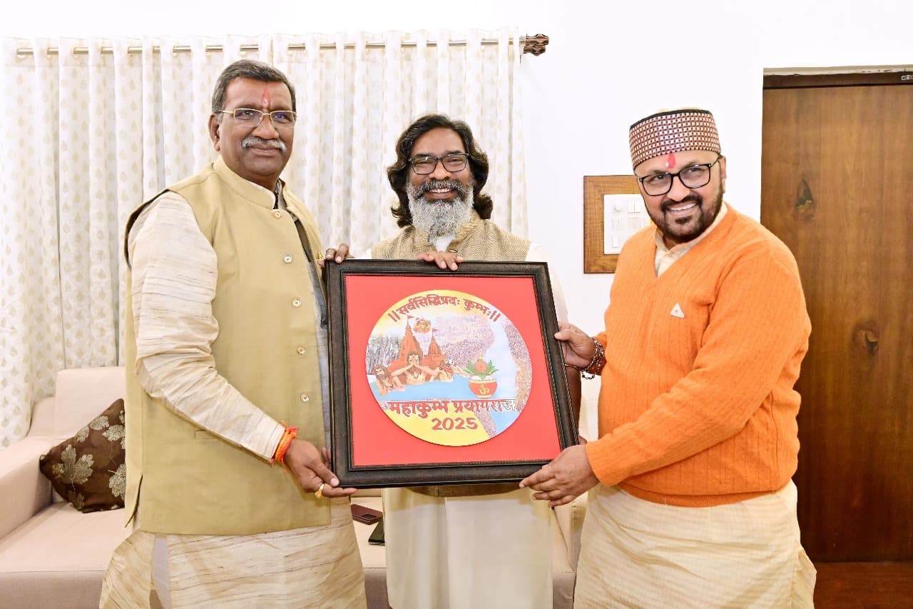 Political News : हेमंत सोरेन को महाकुंभ के लिए योगी आदित्यनाथ ने भेजा आमंत्रण