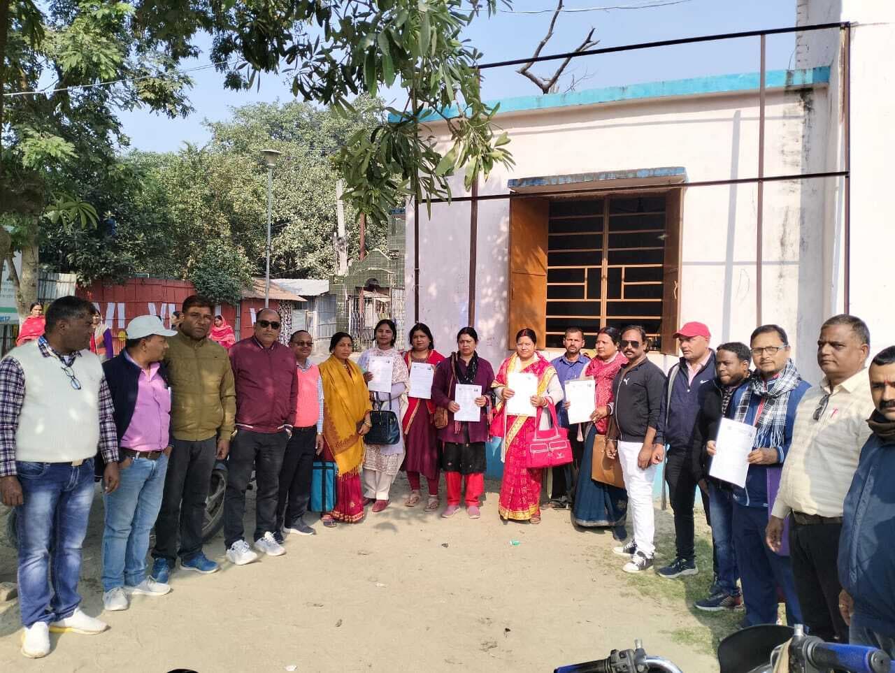 विशिष्ट शिक्षक का औपबंधिक नियुक्ति पत्र पाकर खुश हुए शिक्षक