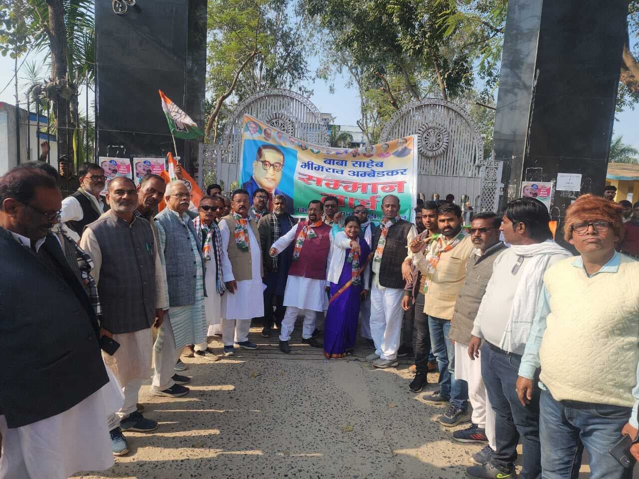 बाबा साहेब भीमराव अंबेडकर सम्मान मार्च निकाल कांग्रेसियों ने किया नगर भ्रमण