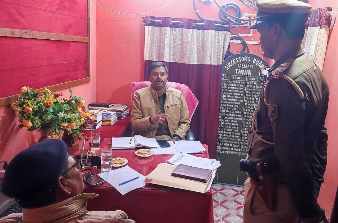 एसपी ने सालमारी में व्यवसायों के साथ की बैठक