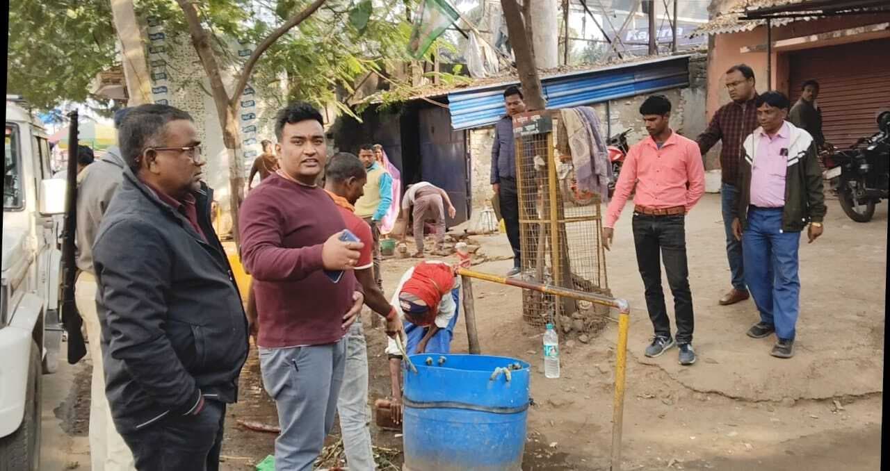 Deoghar News : नगर निगम ने सड़क किनारे से मछली विक्रेताओं को हटाया, सामान किया जब्त