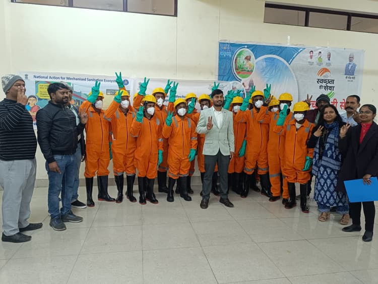 नमस्ते योजना के तहत जुगसलाई के सफाईकर्मियों को बांटे गये पीपीइ किट